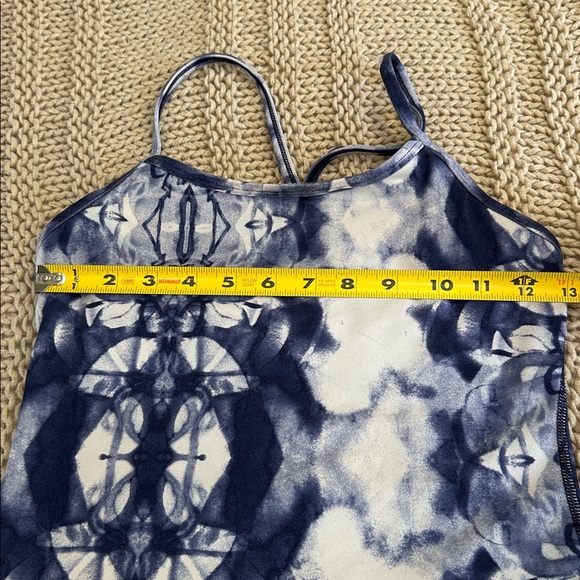 Lululemon- Blue and White Tie-Dye crop top with build in bra Tank Top size 4 - Picture 6 of 7